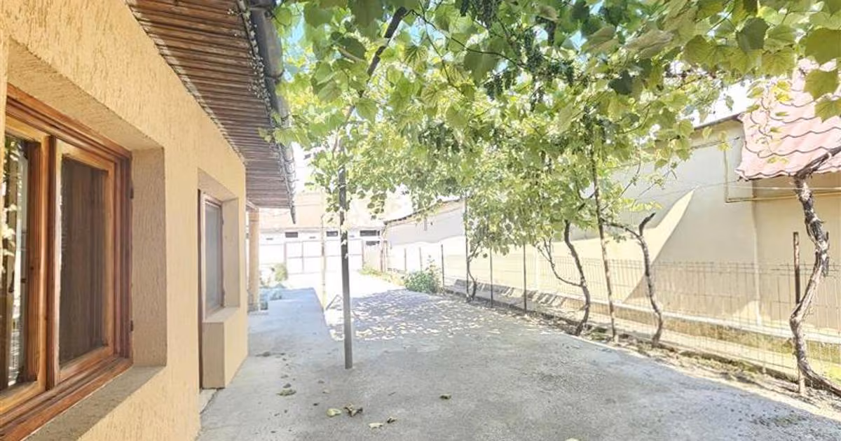 Casă individuală de vânzare cu 4 camere în zona CFR, Bacău