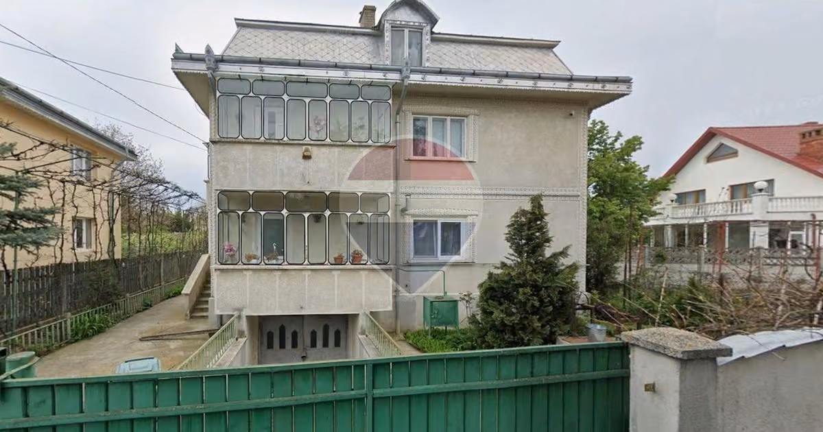 Casă individuală de vânzare cu 7 camere, mobilată în Roman