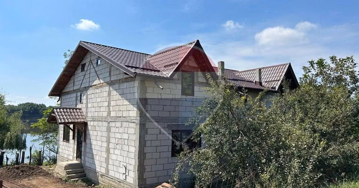 Casă individuală de vânzare cu 7 camere în Măineasca