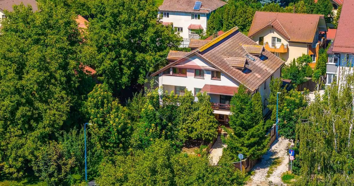 Casă individuală de vânzare cu 7 camere, mobilată în zona Tractorul, Brașov