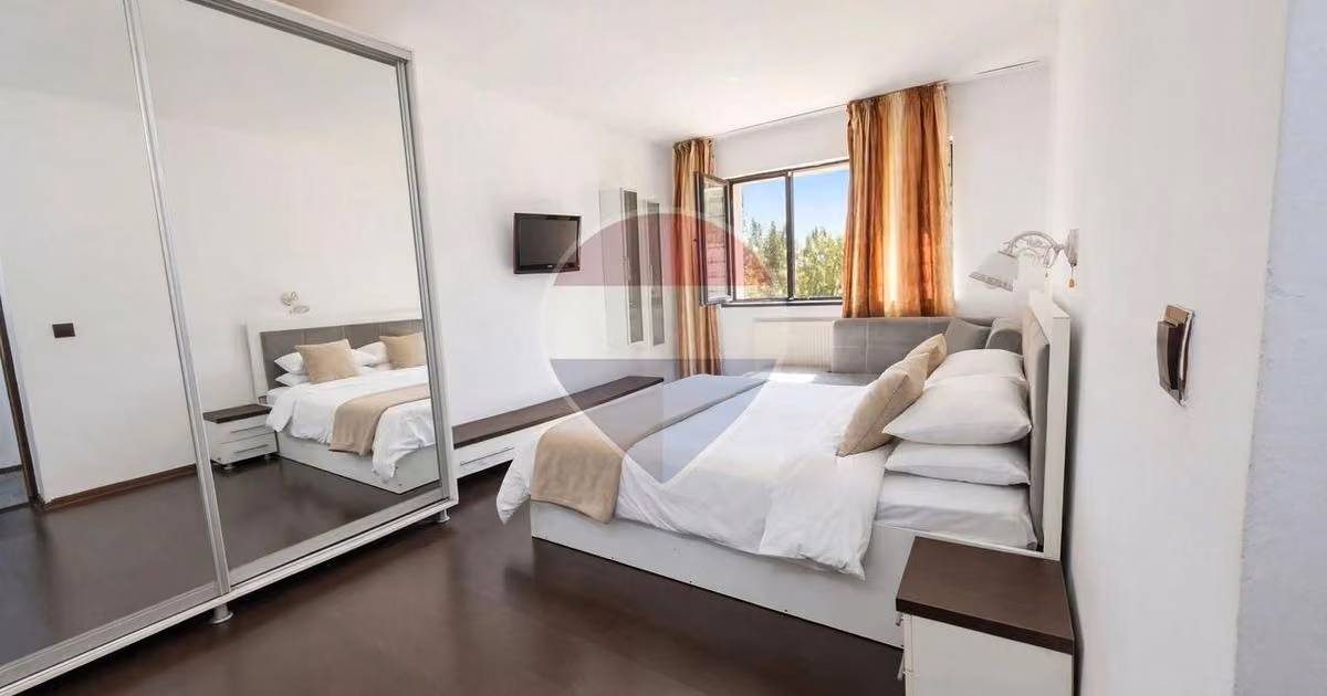 Apartament de vânzare cu 3 camere, mobilat în zona Podu Roș, Iași
