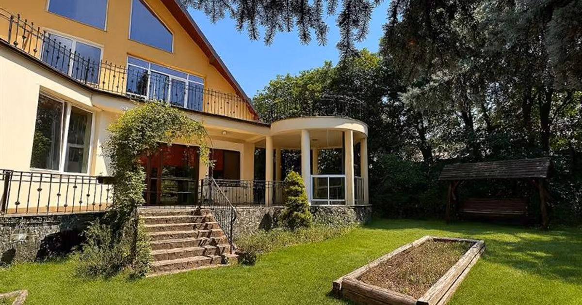 Casă individuală de vânzare cu 10 camere, mobilată în Săcele
