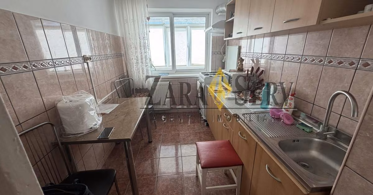 Apartament de vânzare cu 3 camere în zona Vest, Ploiești