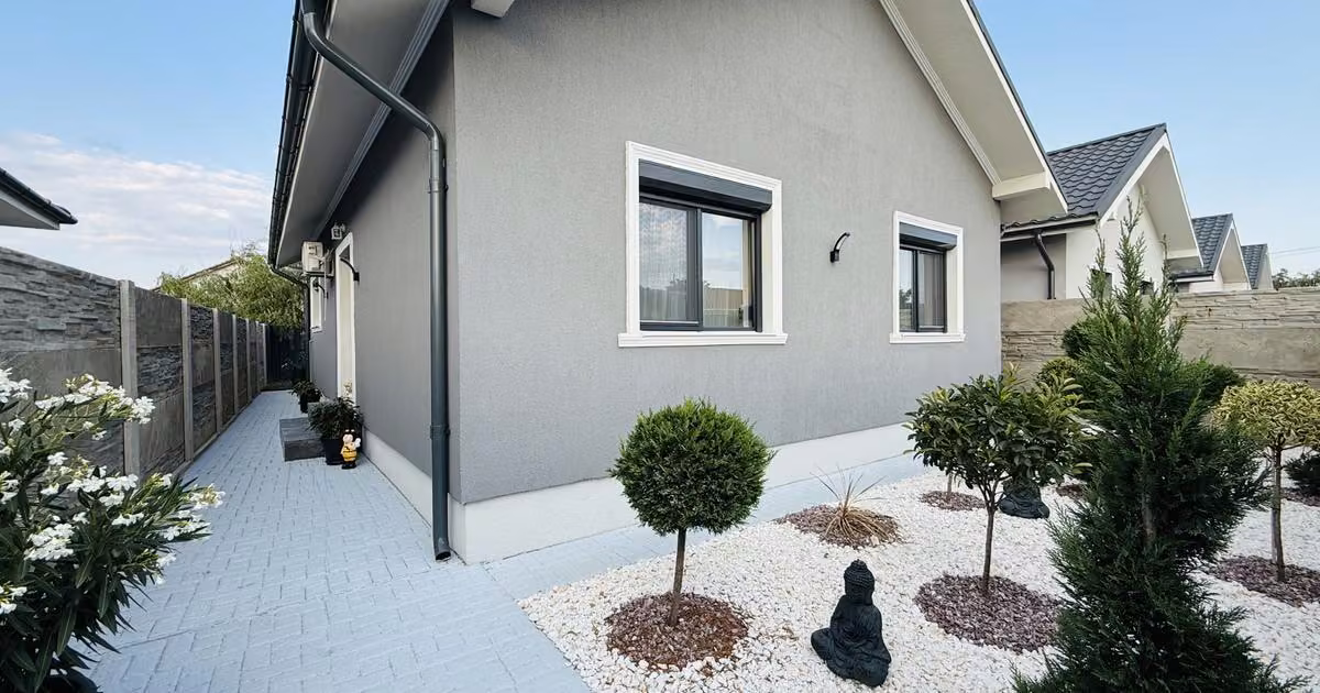 Duplex de vânzare cu 3 camere, mobilat în Sânmihaiu Român