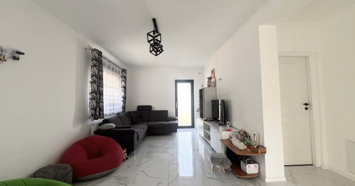 Duplex de vânzare cu 3 camere, mobilat în Sânmihaiu Român