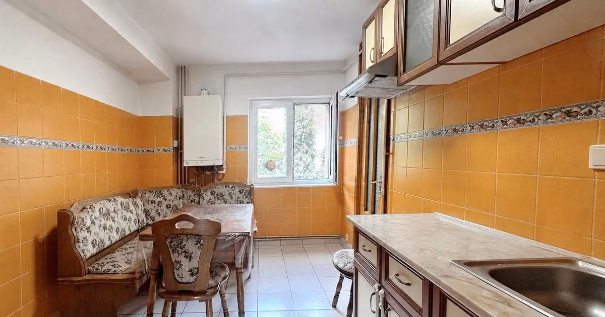 Apartament de vânzare cu 4 camere în zona Noua, Brașov