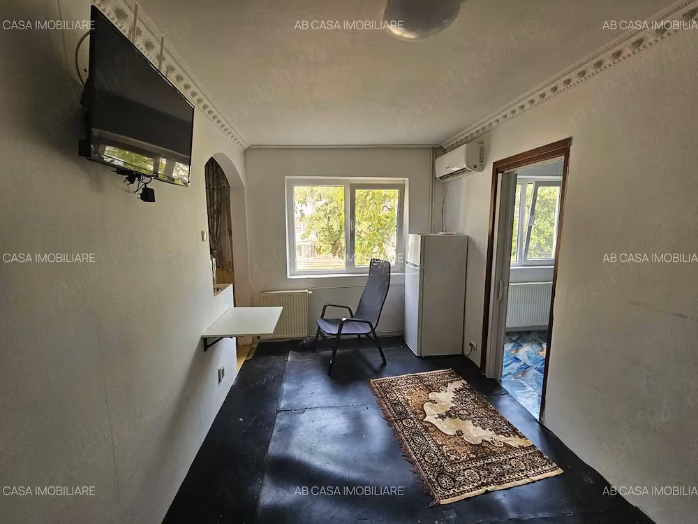 Apartament 2 camere, semidecomandat, etajul 1 din 4, str. Musicescu spre Calea Șagului