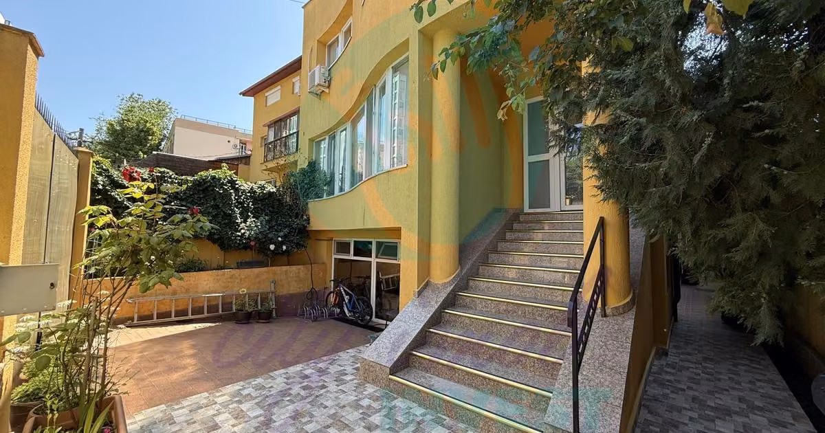 Casă individuală de vânzare cu 8 camere în zona Vatra Luminoasă, Sector 2