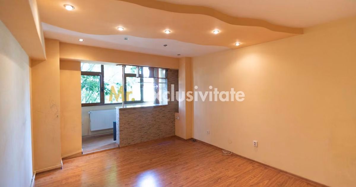 Apartament de vânzare cu 3 camere în zona Prundu, Pitești