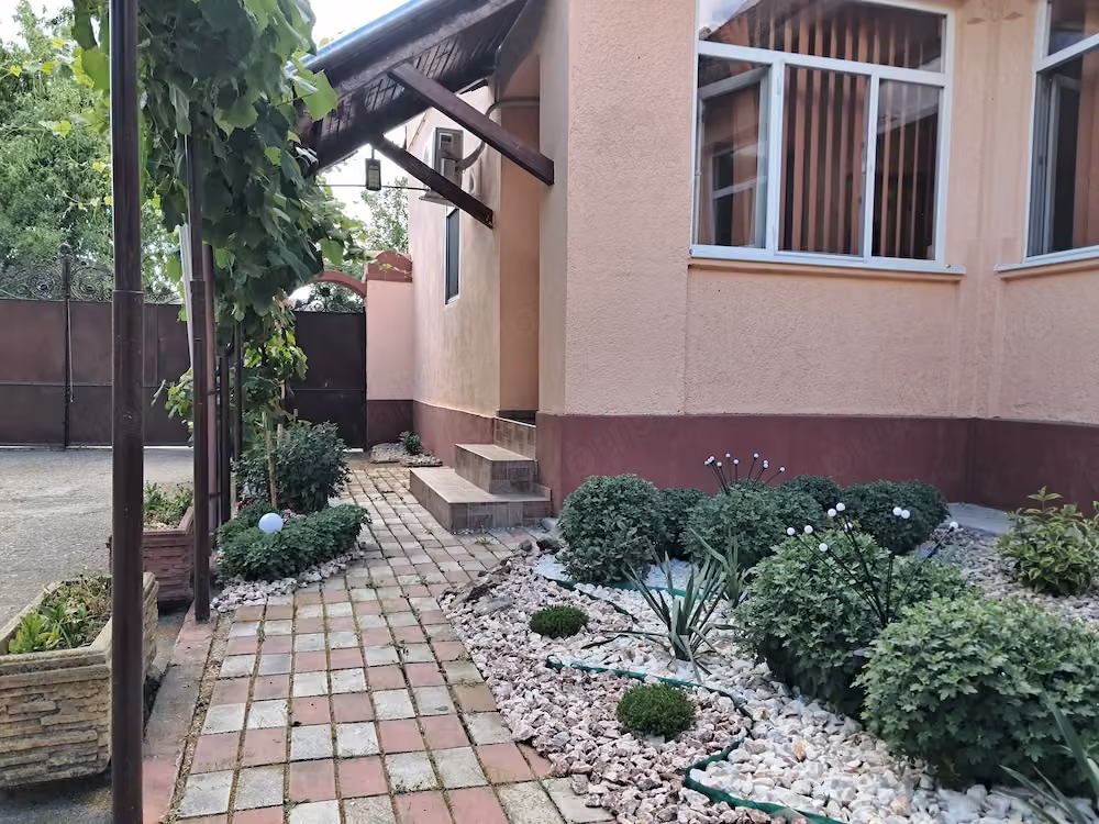 Casă · 4 camere · 160 m², Bazos, Recaș