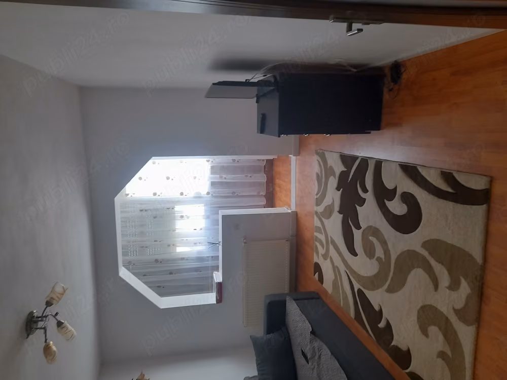 închiriez apartament