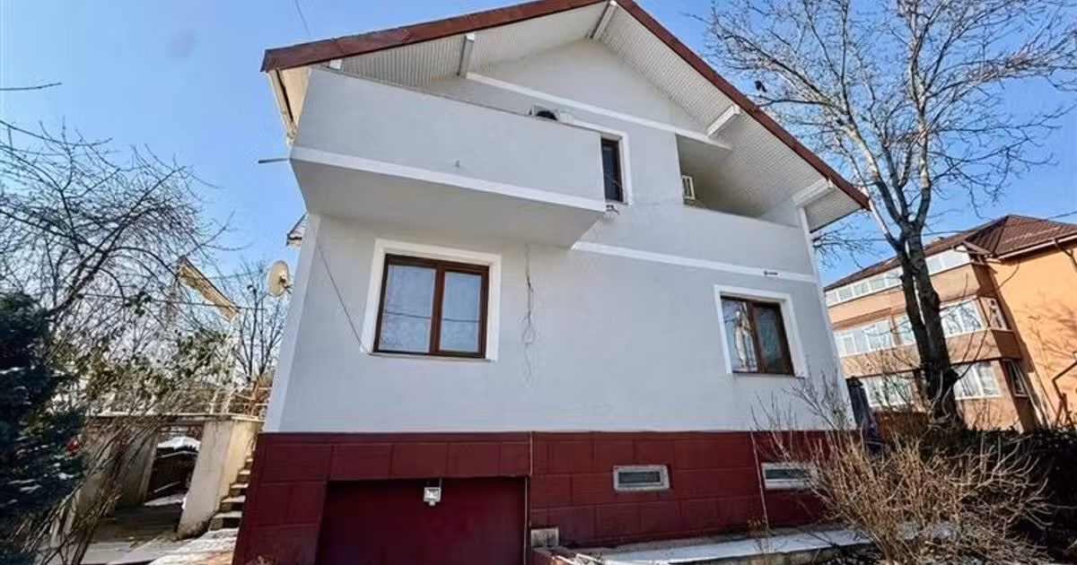 Casă de vânzare cu 8 camere în zona Păcurari, Iași