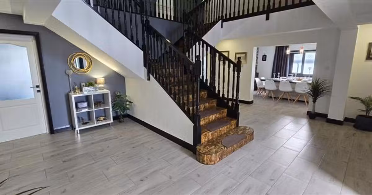 Casă individuală de vânzare cu 8 camere în zona 1 Decembrie, Buzău