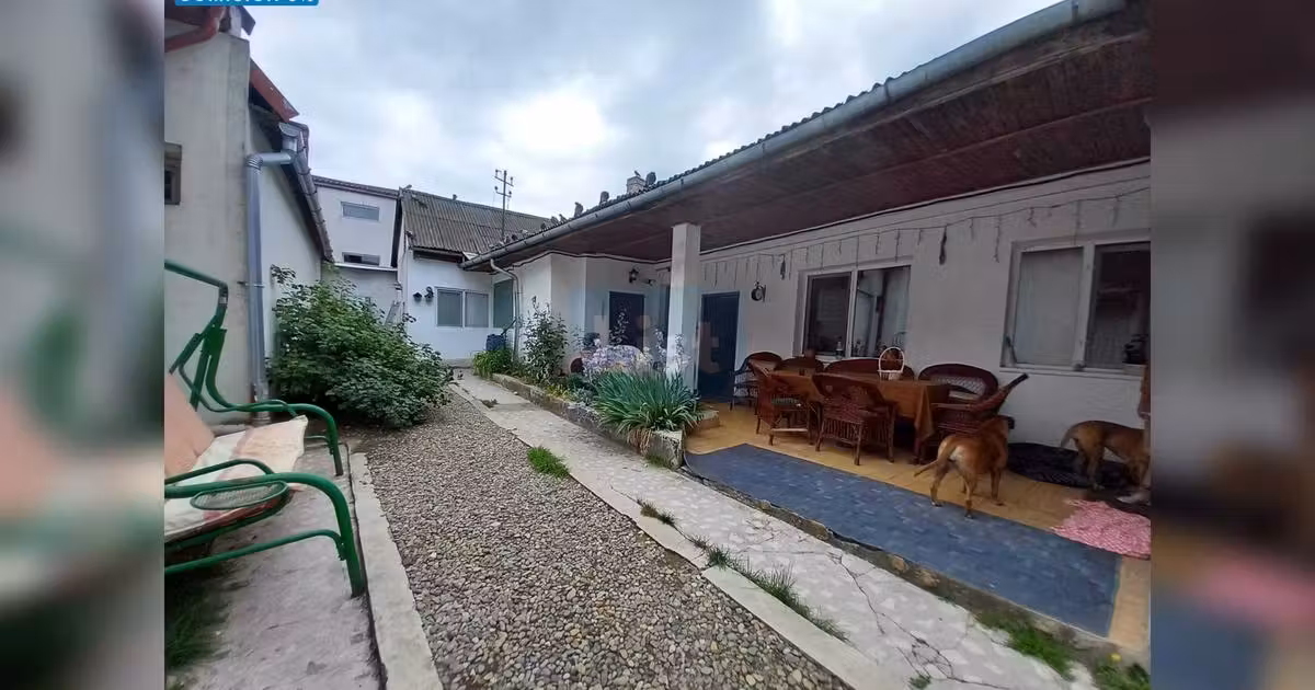 Casă de vânzare cu 4 camere în zona