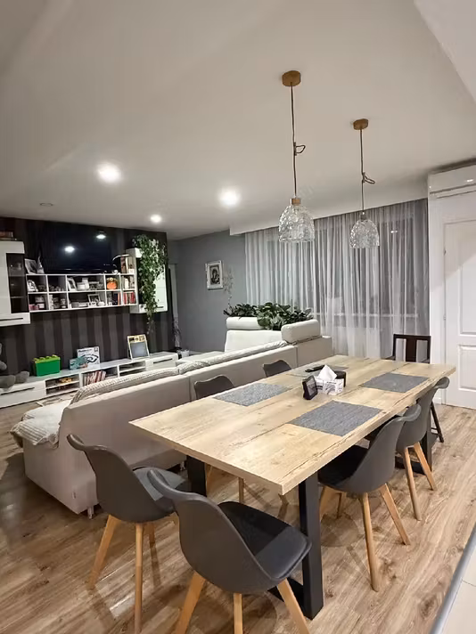 Apartament Floresti