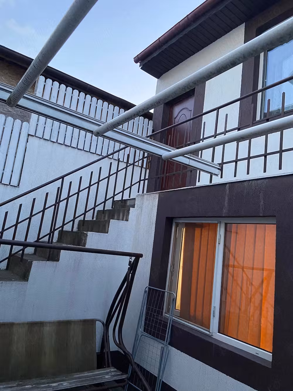 Inchiriez apartament cu doua camere zona Apusului