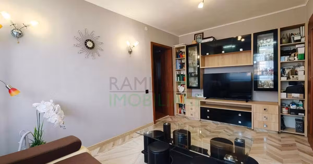 Apartament de vânzare cu 3 camere în zona Florilor, Brașov