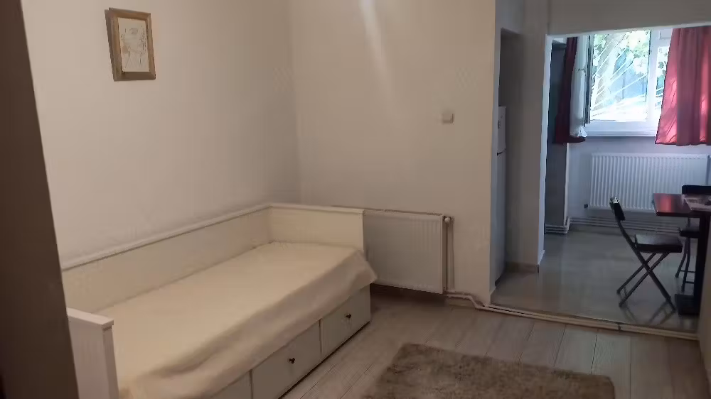 închiriez garsoniera