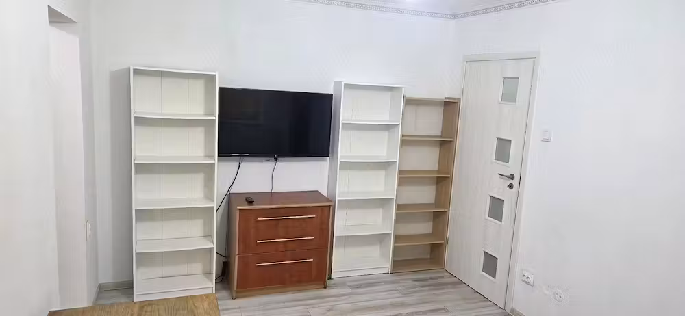 Proprietar | 2 camere renovat, mobilat | Baciului S5 | balcon | AC | lift | 450  neg.
