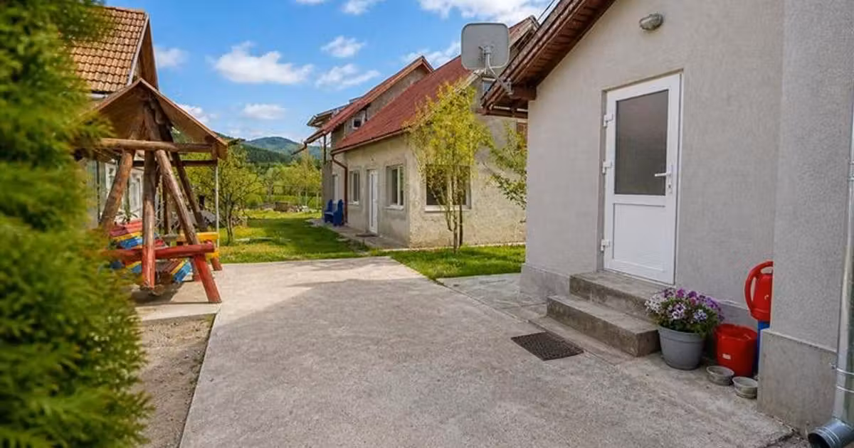 Casă individuală de vânzare cu 7 camere, mobilată în Covasna