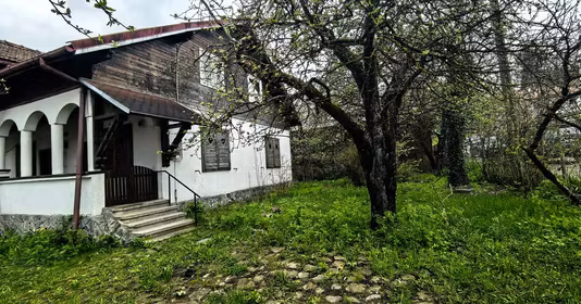 Casă Est