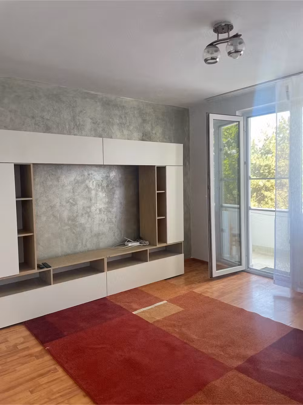 Inchiriez apartament , 3 camere , decomandat , etaj 2 , Splaiul C.Brediceanu