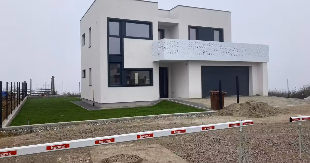 Casă individuală de vânzare cu 4 camere în Dezmir
