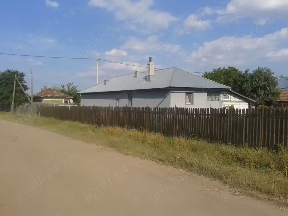 Vând casă la țară