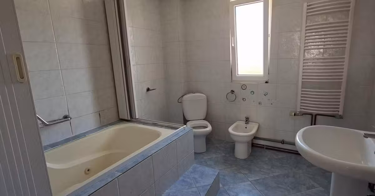Casă de vânzare cu 5 camere în Dumbrăvița
