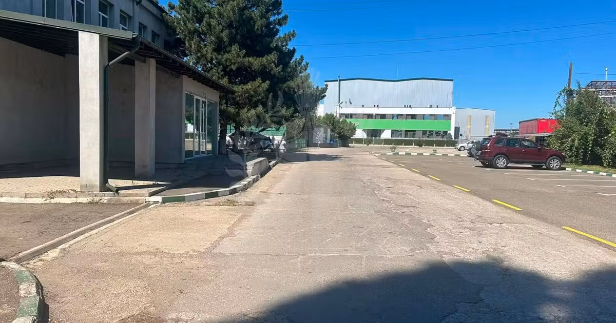 Spațiu comercial de vânzare de 900 mp, în Bucov