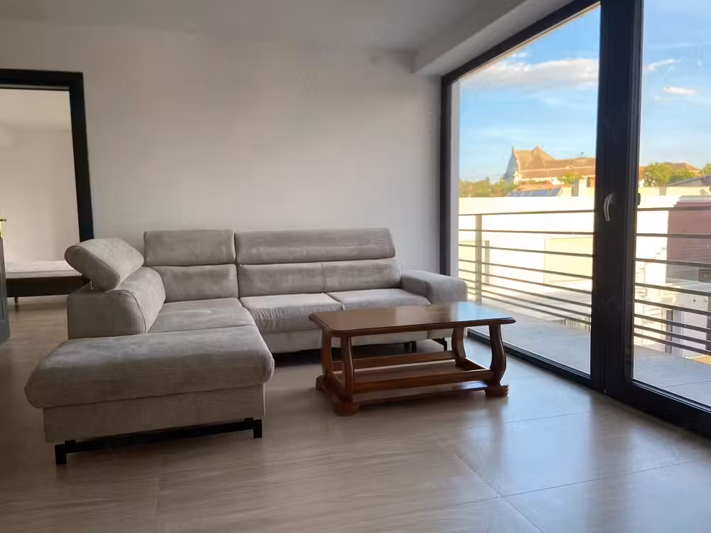 De închiriat apartament cu 3 camere zonă centrală, lângă Cetate