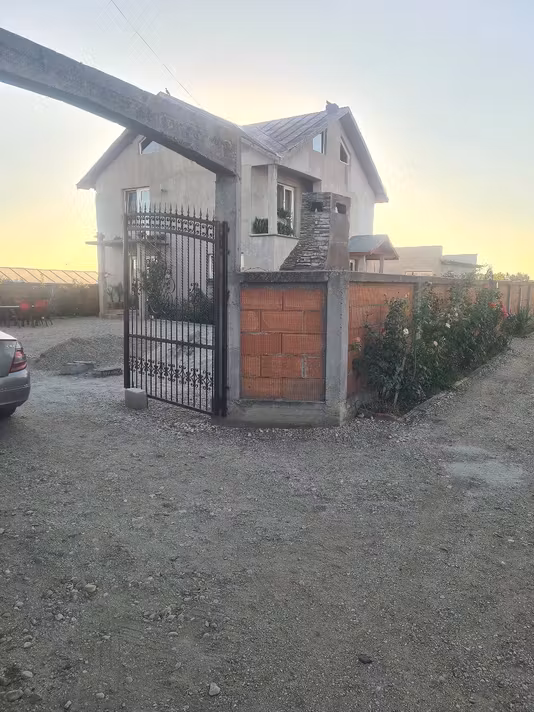 Casă Dobreni