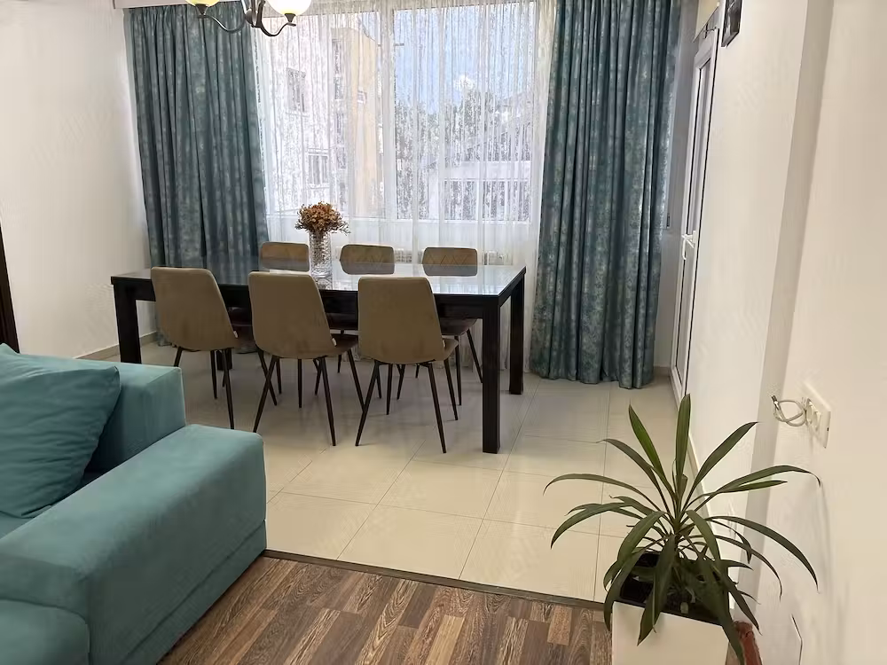 Proprietar,închiriez apartament cu 3 camere,et.1