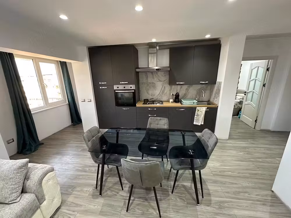 Vand apartament cu 3 camere decomandat ultacentral