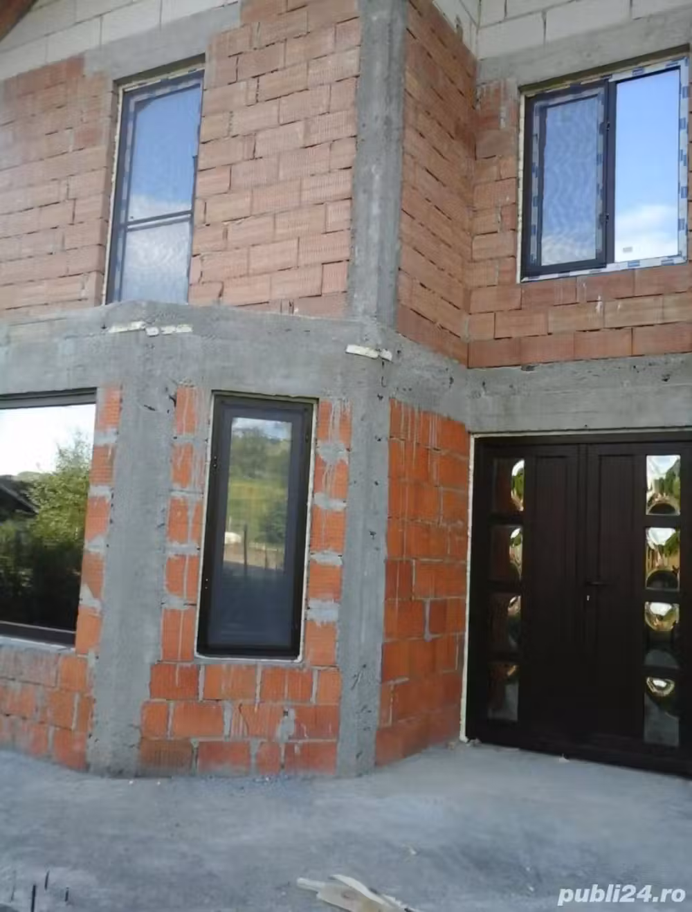 De vanzare casa la rosu