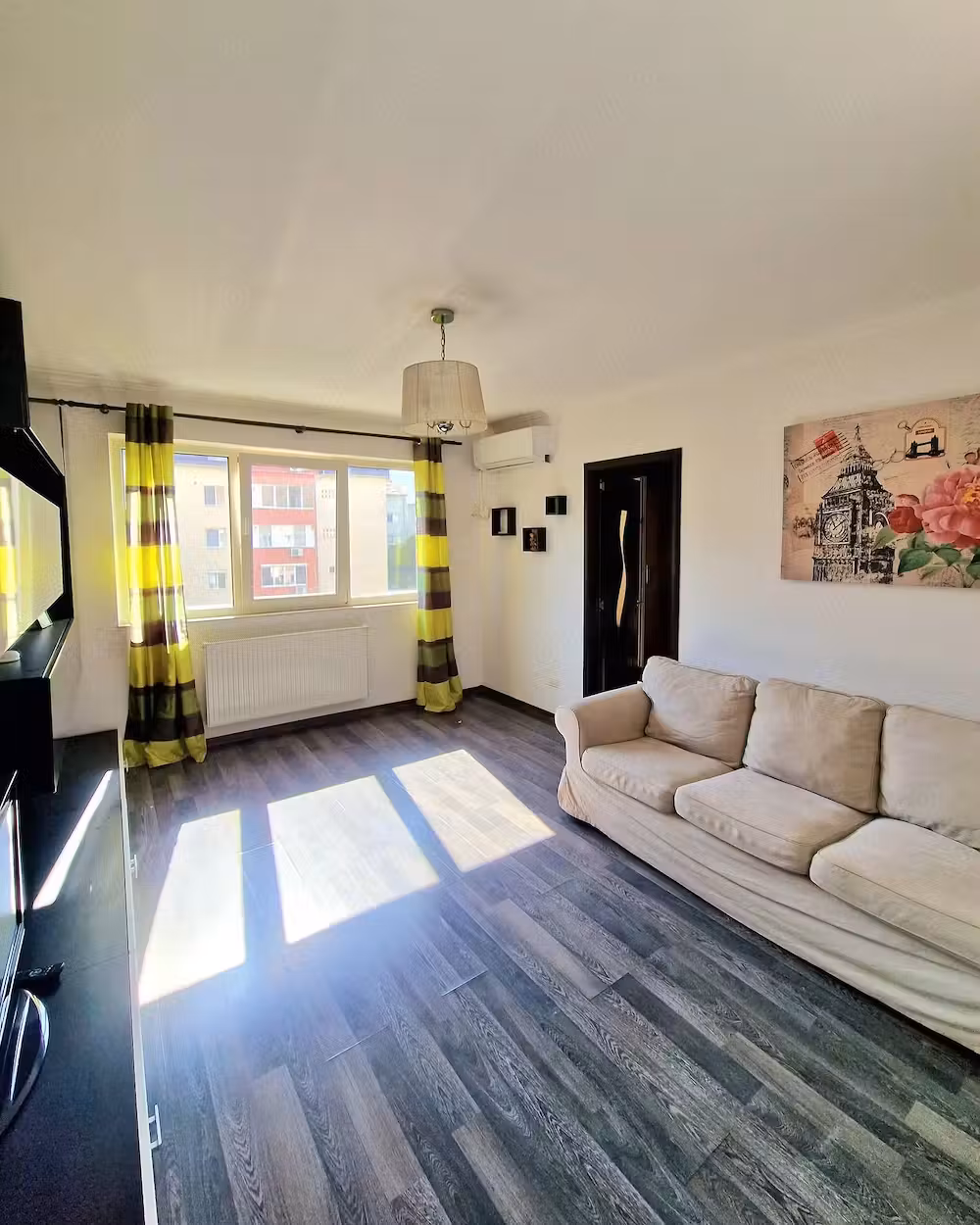 Vând apartament cu 3 camere, etajul 3 ,Zona Sagului - Turist