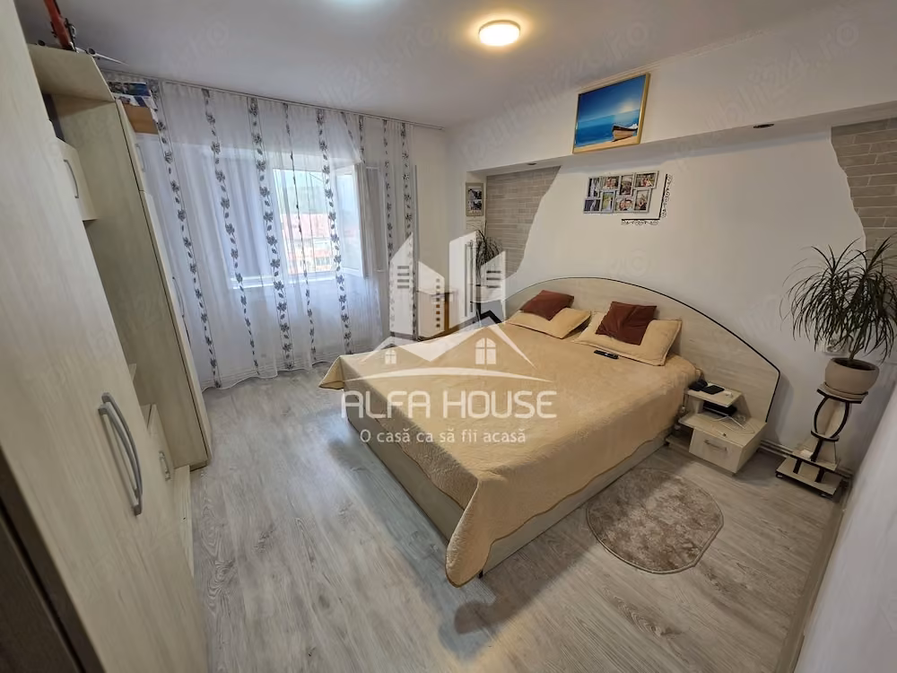 Vand Ap.3 camere Decomandat Zona Comisariat!