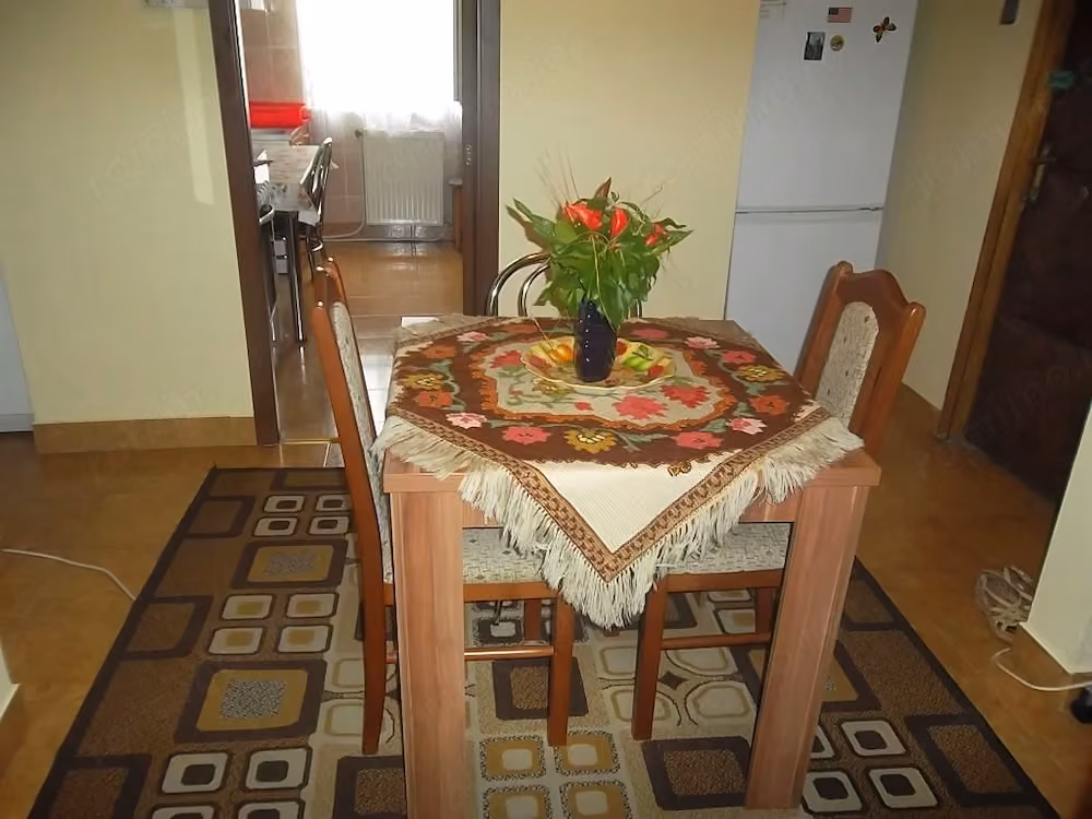 Vand apartament 3 camere decomandat in Deva, zona Carpati, bloc de caramida de 4 etaje,hol central