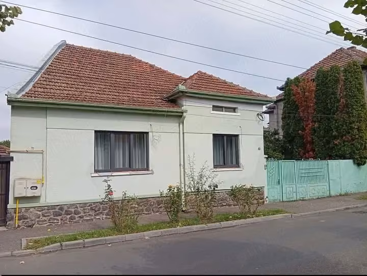 Vand casa 3 camere, teren 8 arii pe str Crinului nr 37