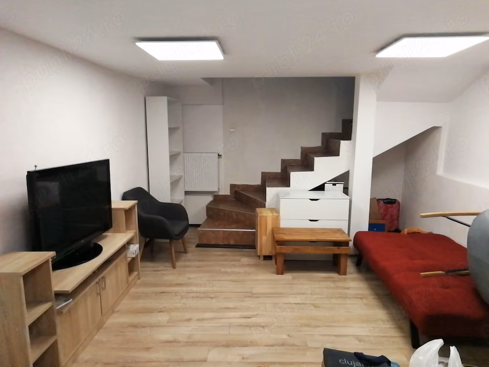 zona centrala 3 camere cu pat dublu , decomandat, la curte decking privat
