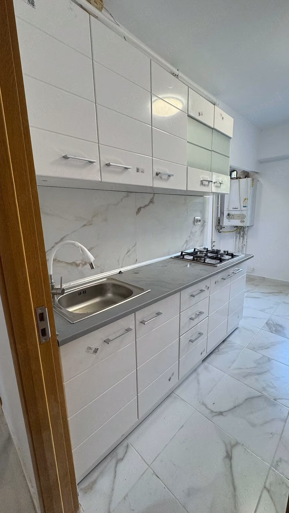 Vand apartament 3 camere decomandat si garaj, soseaua Bucuresti