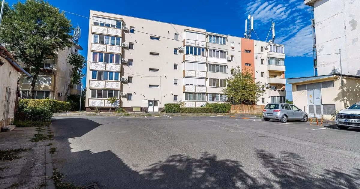 Apartament de vânzare cu 3 camere în zona Confecții, Arad
