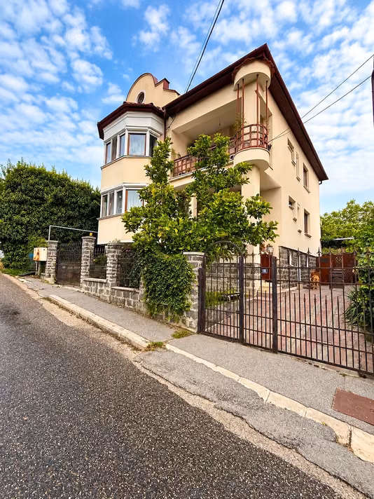 Casă Ultracentral