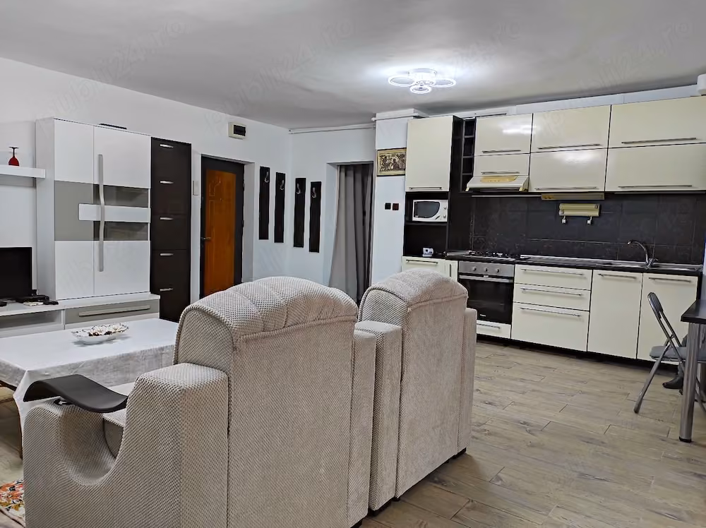 Proprietar. Închiriez apartament 2 camere ,decomandat zona gara Constanta.