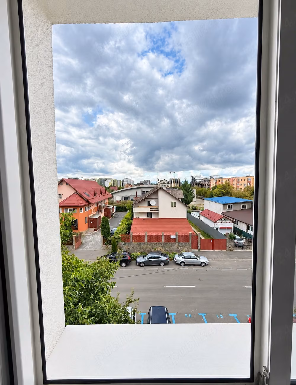 Garsonieră de închiriat   10 min de Coresi, aproape de Lidl și piață