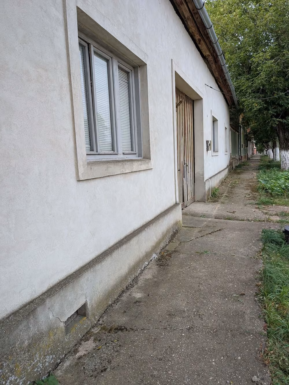 Vând casă + grădină la strada principala