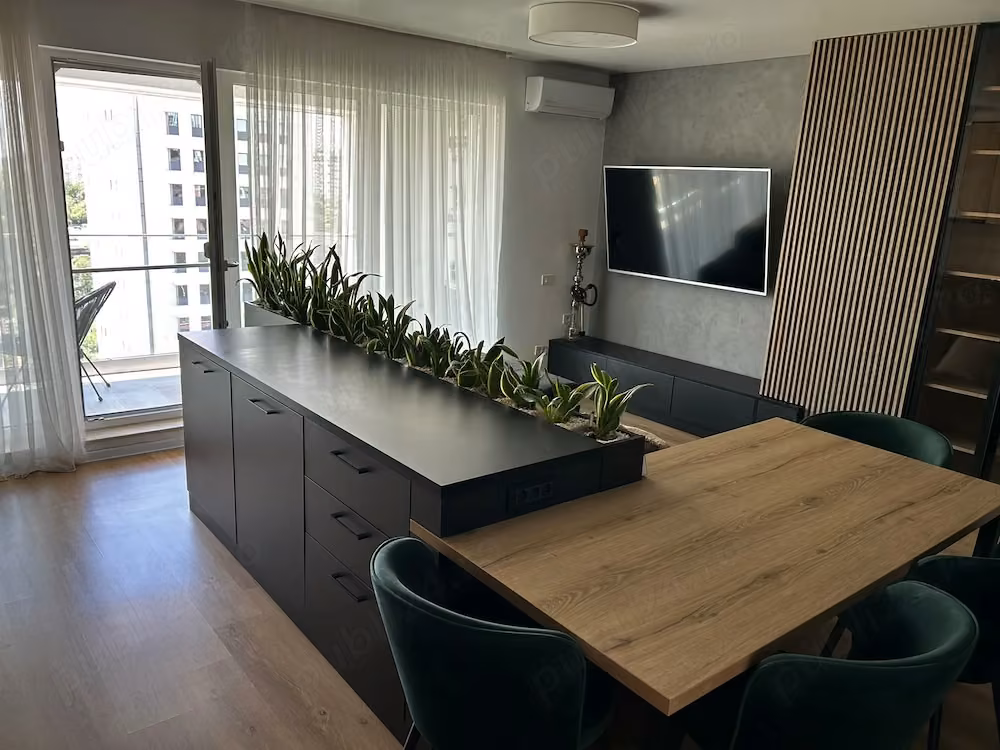 Proprietar, inchiriez apartament cu 3 camere si loc de parcare, aproape de metrou si parc