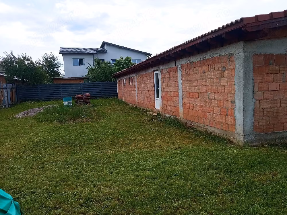 vând casă la roșu