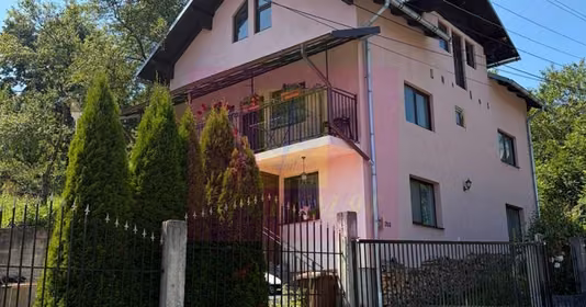 Casă Est