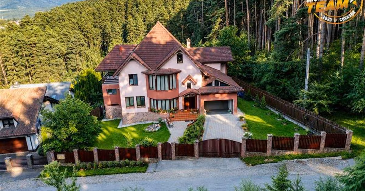 Casă individuală de vânzare cu 15 camere, mobilată în zona Exterior Est, Brașov